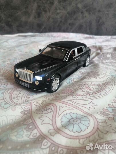 Модель XLG Rolls — Royce Phantom 1:24