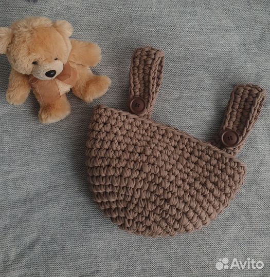 Подвесная вязаная корзина на кроватку