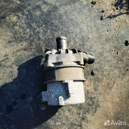 Дополнительный насос системы охлаждения Audi