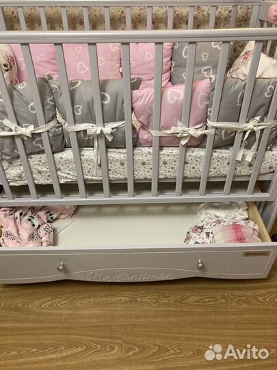 Детская кроватка с маятником и ящиком