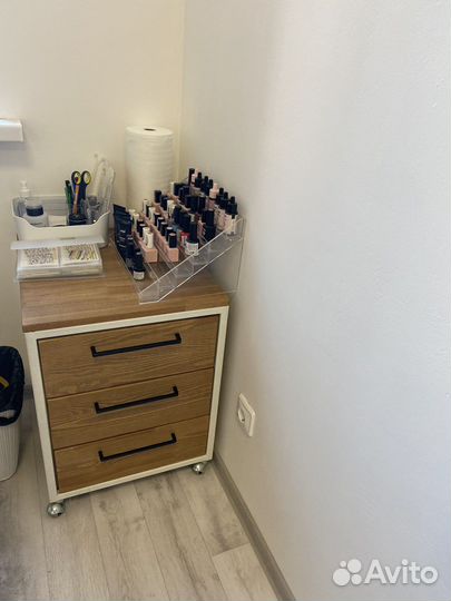 Стол для маникюра и выкатная тумба