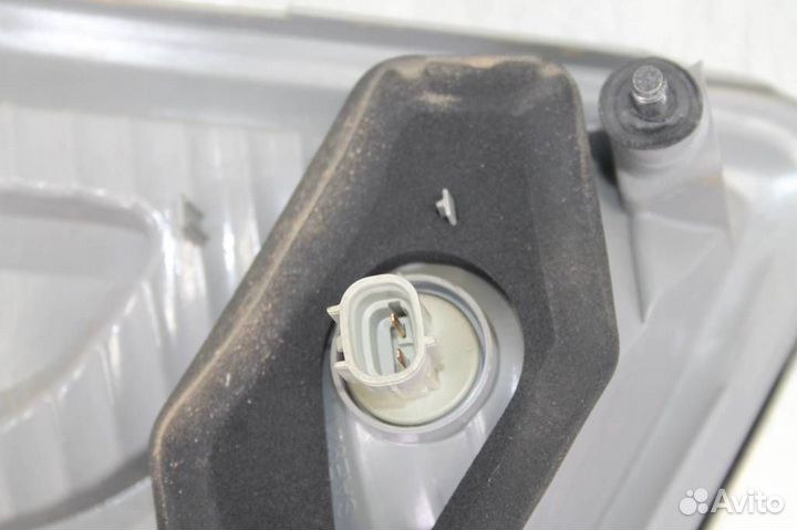 Фонарь задний внутренний правый Nissan Pathfinde