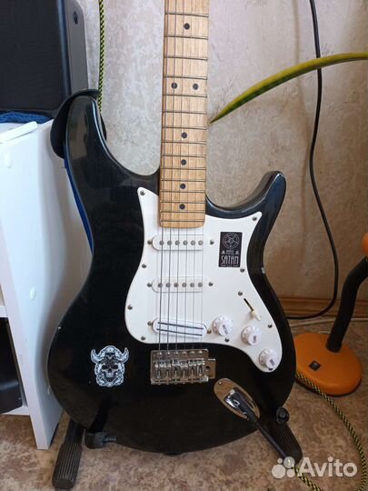 Электро гитара behringer stratocaster с комбик