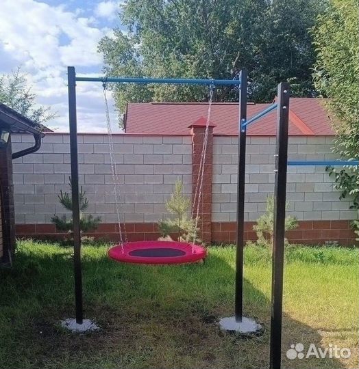 Уличный турник для всей семьи можно и качели