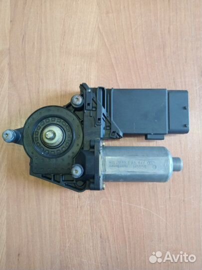 Моторчик стеклоподъемника передний правый
