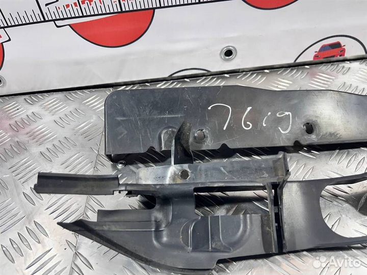 Накладка крыла под капотом Ford Focus 2