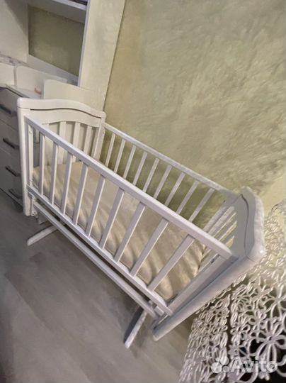 Кровать с поперечным маятником