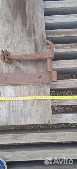 Дверь старинная с коваными петлями