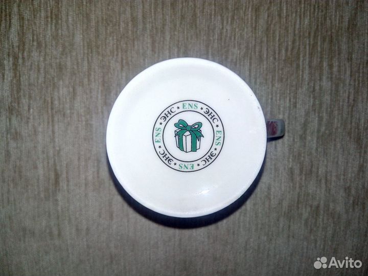 Набор из 4-х кружек с крышками на подставке. Новые