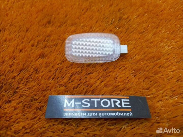 Плафон освещения передний правый Mercedes-Benz