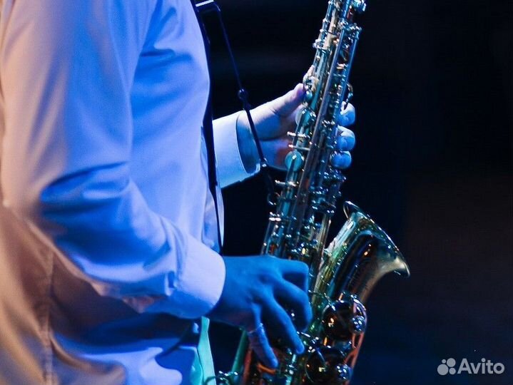 Саксофонист на праздник