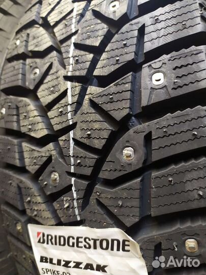 Bridgestone Blizzak Spike-02 215/55 R17