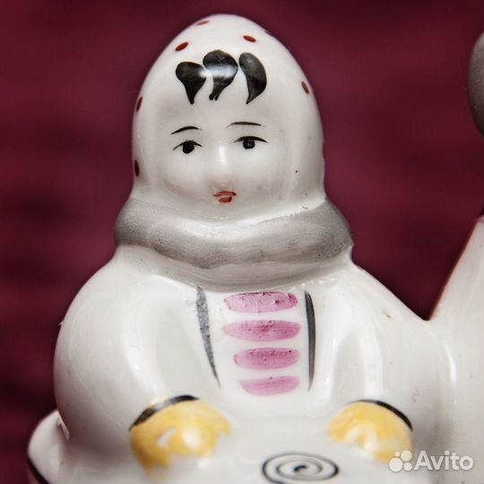 Фарфоровая статуэтка