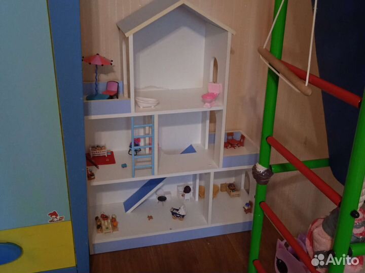 Деревянный кукольный домик
