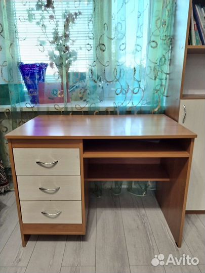 Письменный стол и шкаф пенал