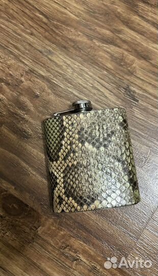 Фляжка в коже питона