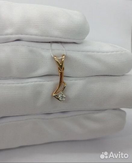 Золотая подвеска с бриллиантом