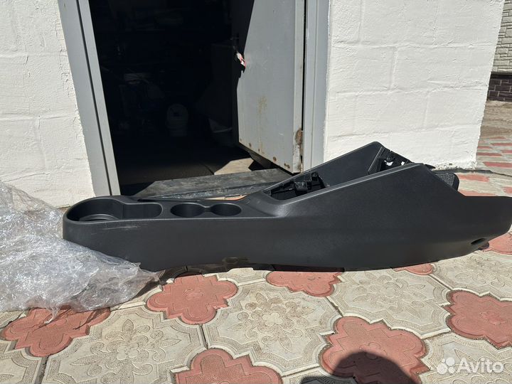 Подлокодник хундай солярис 2