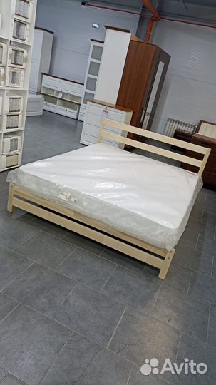 Кровать из массива