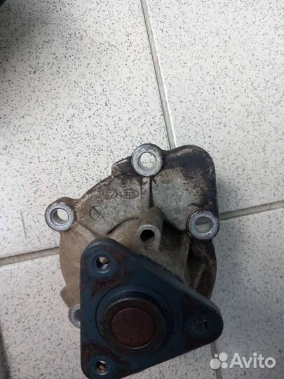 Помпа на hyundai Santa fe