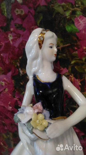 Статуэтка Фарфор. Девушка в золотом ободке