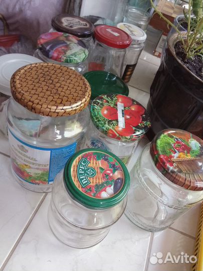 Банки с крышками разные