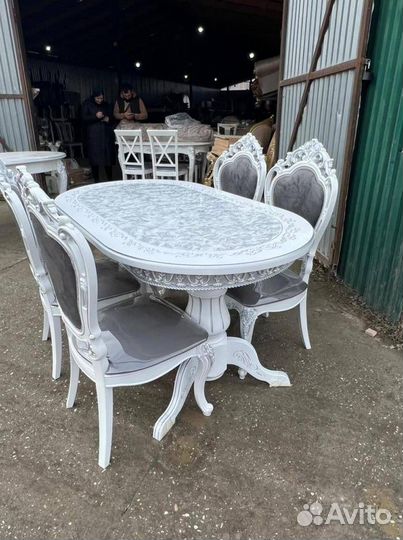 Стол и стулья