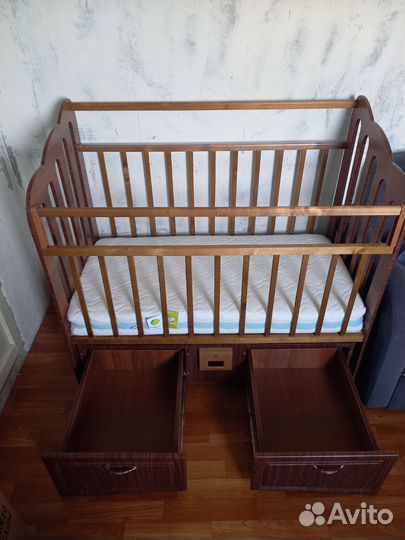 Детская кроватка с маятником, матрасом и ящиками