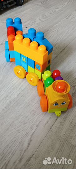 Паровозик музыкальный с кубиками
