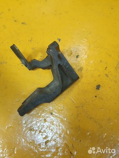 Кронштейн крепления правой опоры двс 3.0 1mz-fe 1m