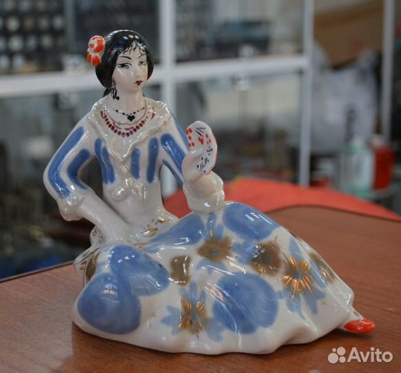Фарфоровая статуэтка- цыганка С картами