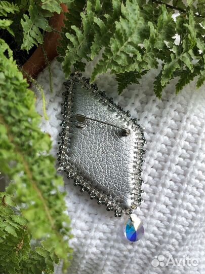 Брошь из бисера с подвеской Сваровски