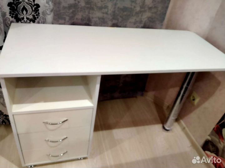 Маникюрный стол