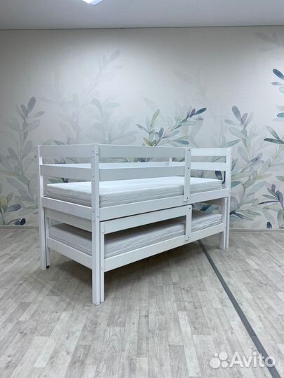 Кровать детская двухъярусная невысокая деревянная
