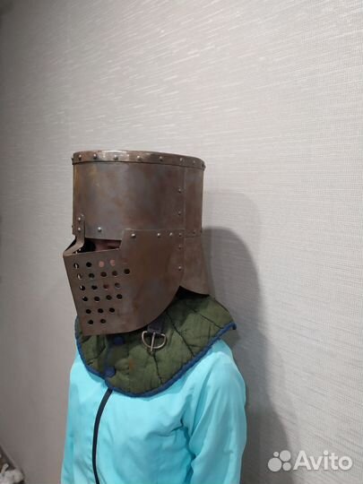 Шлем рыцаря с подшлемники и руковицами