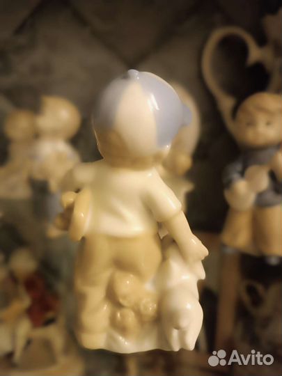 Фарфоровая статуэтка. Мальчик с собачкой. Дети