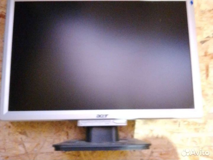 Игровой компьютер с монитором и клавиатурой