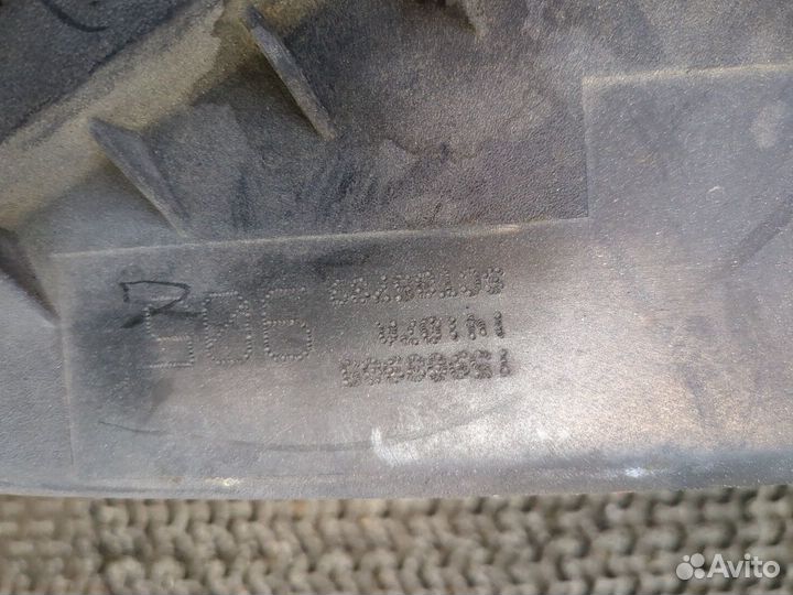 Корпус воздушного фильтра Cadillac Escalade 3, 200