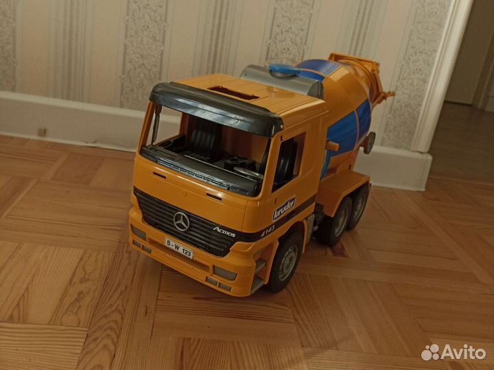 Машина бетономешалка и мусоровоз