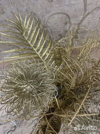 Ваза с шикарными цветами блестящими