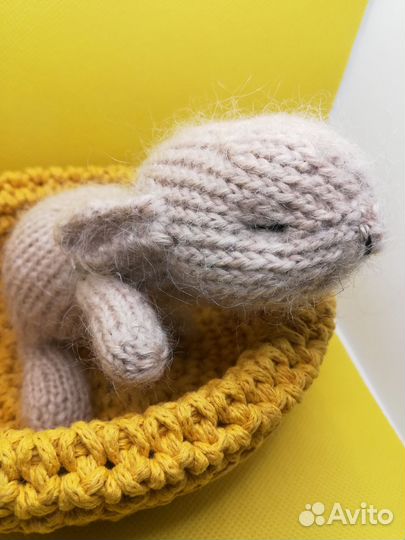 Вязаный спящий зайчонок