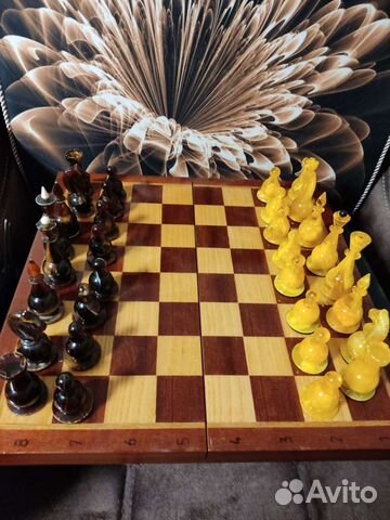 Шахматы из янтаря