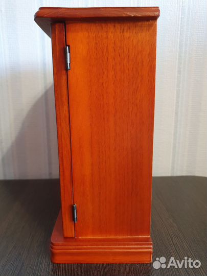 Шкатулка для украшений в виде шкафчика