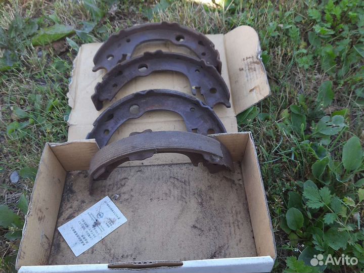 Колодки ручника Toyota avensis