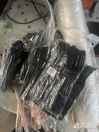 Стаканчики и ложки и вилки