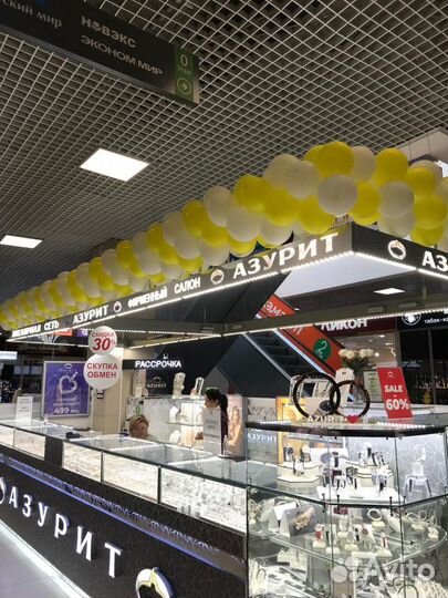 Продавец ювелирных украшений в ТЦ Роща