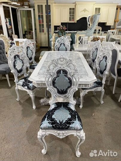 Стол и стулья