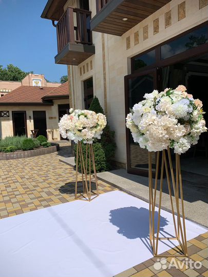 Стойки с цветами