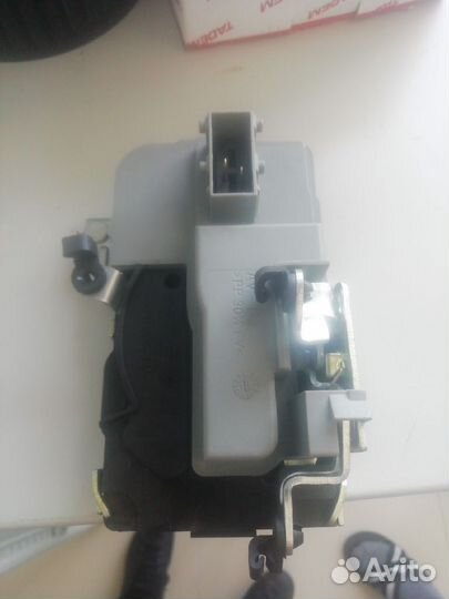 Замок с электроприводом передний левый лада Гранта