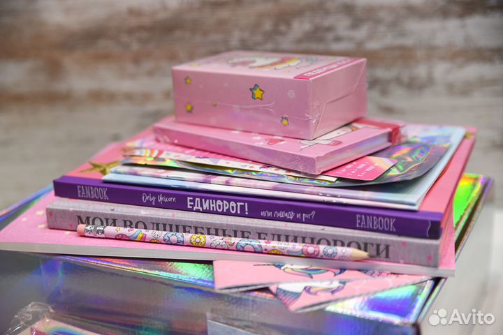 Подарочный бокс с книгами и канцелярией